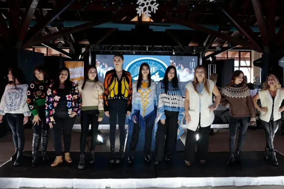 Las candidatas en pleno desfile. Fotos: Euge Neme.