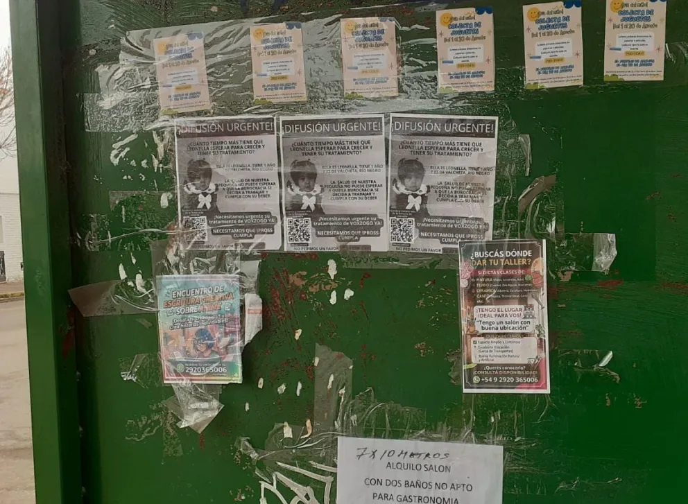 Por caso la zona del Hospital Zatti, sus veredas están plagadas de avisos tomando en cuenta el sitio estratégico. Fotos NoticiasNet.