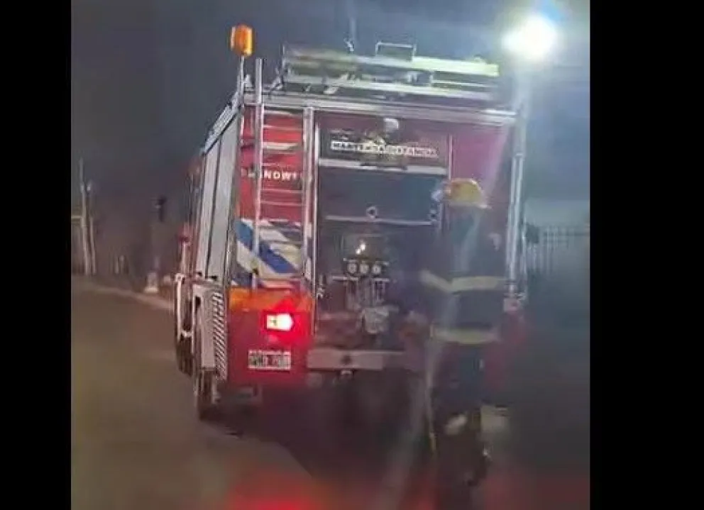 El equipo de bomberos realizó las tareas de verificación y aseguramiento en la vivienda -foto gentileza.  