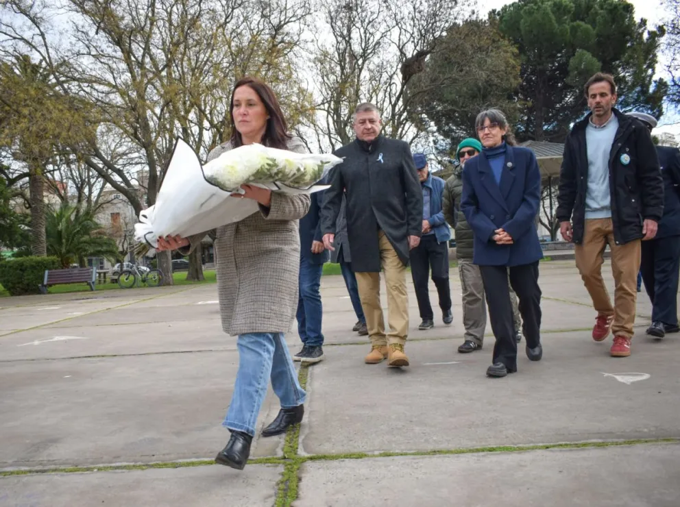 Hubo entrega de una ofrenda y un minuto de silencio. Fotos Vanesa Schwemmler para NoticiasNet.