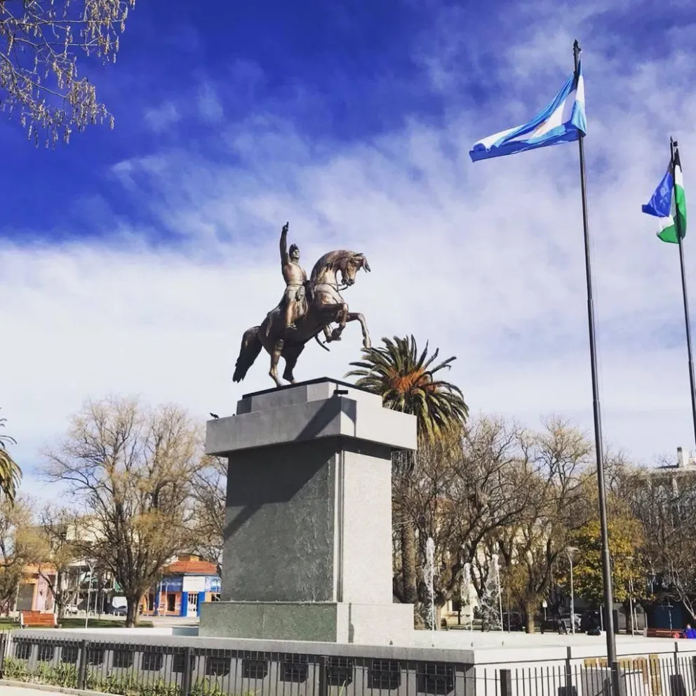 La plaza que lleva el nombre del Libertador, sede de los grandes encuentros y desencuentros de los viedmenses. Foto: Archivo.