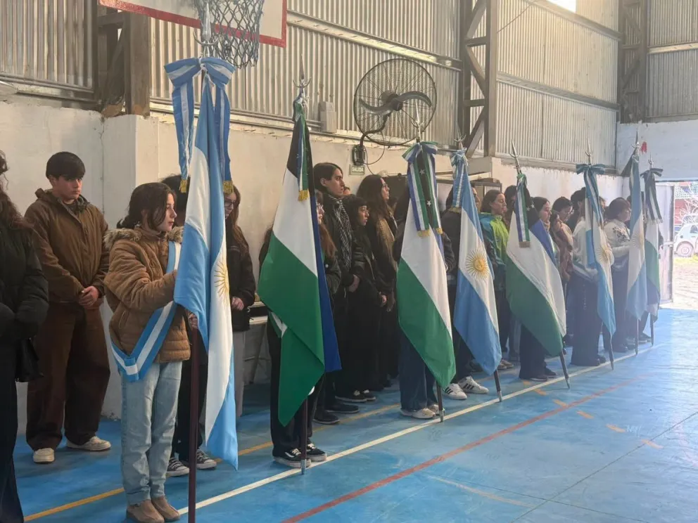 Autoridades, instituciones educativas y fuerzas de seguridad del ejido se reunieron en el Polideportivo Municipal para homenajear al Libertador. Fotos: Municipio de San Antonio Oeste.