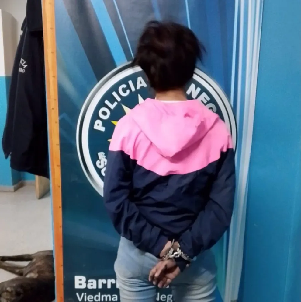La joven en la mencionada unidad policial con las esposas colocadas. Foto gentileza. 