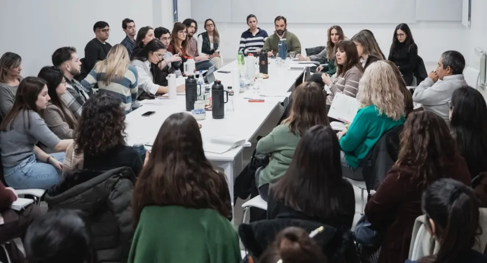 Con el foco puesto en proteger a las víctimas y actuar antes de que el daño sea irreparable, la abogacía suma capacidades para responder a los delitos del siglo XXI. Foto: Facebook Colegio de Abogacía. 