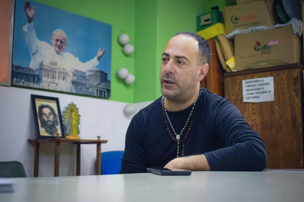 Víctor Carrasco estuvo muchos años en situación de consumo y hoy ayuda a otros jóvenes. Fotos Vanesa Schwemmler para NoticiasNet.