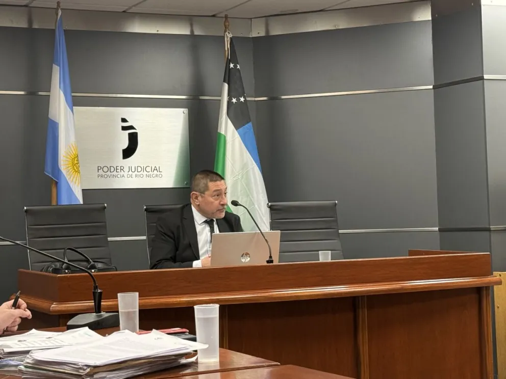 El juez Marcelo Chironi presidió la audiencia donde las partes ya tenían todo acordado. El arreglo fue de 100 horas de trabajo comunitario por usar certificados médicos truchos en Viedma. Foto NoticiasNet. 