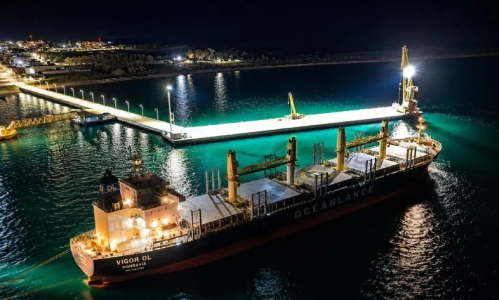 Con el barco ya en el puerto, comenzó la descarga y acopio de la tubería. Foto: gentileza 