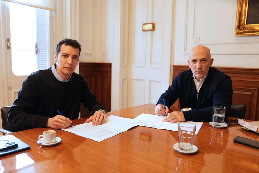 Firma entre el presidente del Idevi Gastón Gutiérrez y el vicerrector de la Universidad Nacional de Buenos Aires, Emiliano Yacobitti.