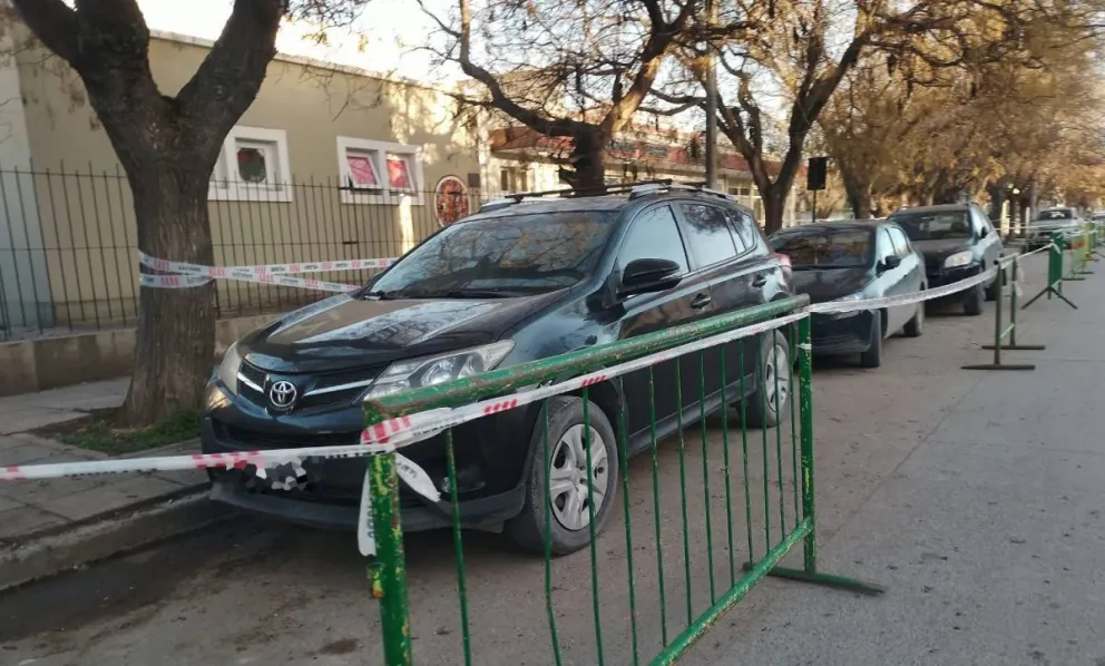 La presencia de autos atrapados generó fue motivo de charla entre taxistas y peatones. Fotos NoticiasNet.