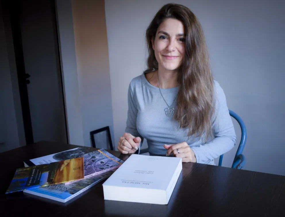 Belén Scalesa, una escritora  que invita a apagar por un instante las pantallas para redescubrir el silencio de nuestra estepa. Foto: Vanesa Schwemmler para NoticiasNet.