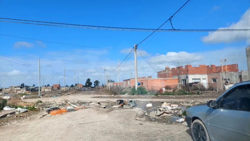 Una cámara de inspección que sobresale del nivel de la calle y la acumulación de residuos dificultan el paso y la conexión entre ambos sectores. Foto: Gentileza.