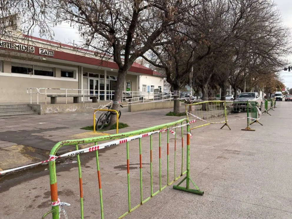 Una intervención integral en los accesos al centro asistencial busca poner fin a maniobras riesgosas e imprevistos en emergencias. Fotos: Municipalidad de Viedma.