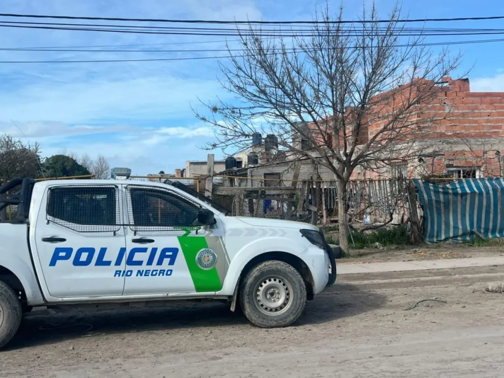 Tras los disparos efectuados contra la unidad policial, los efectivos irrumpieron en cuatro viviendas de la zona perimetral. Fotos: Policía de Río Negro. 
