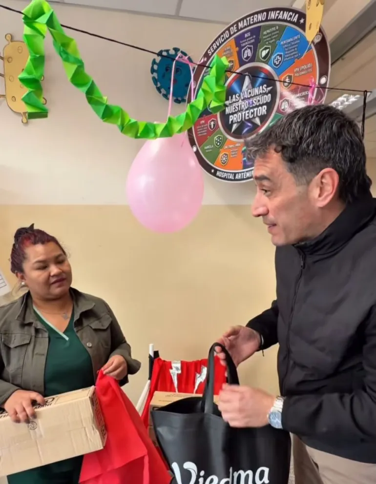 El intendente Marcos Castro, se acercó a compartir con los más pequeños. Foto: Gentileza.