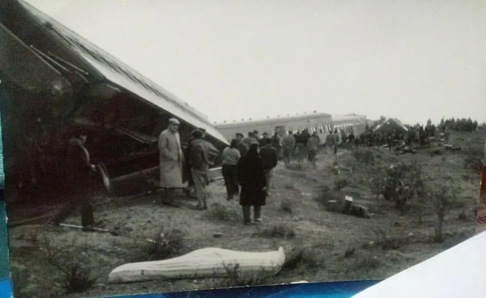 La tragedia tuvo un tratamiento periodístico escueto y llegó incluso a la tapa de Clarín, aunque apenas con un título de una línea y sin fotografías. Foto: Archivo.