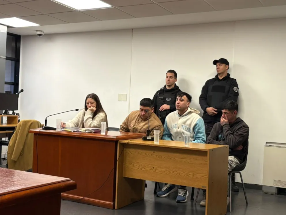 Los tres imputados por robo agravado por ser poblado y en banda y con un arma de fuego. Fotos NoticiasNet. 