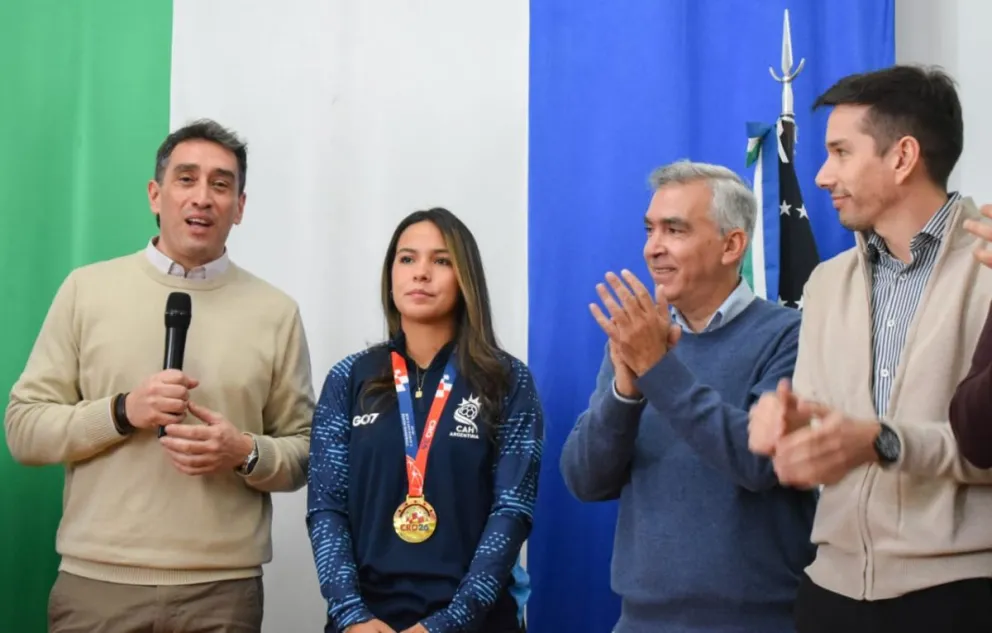 El intendente Marcos Castro, la deportista Agostina Arcajo, el legislador Facundo López y el ministro Agustín Ríos en la triple licitación en la Casa de Gobierno. Fotos Vanesa Schwemmler para NoticiasNet. 