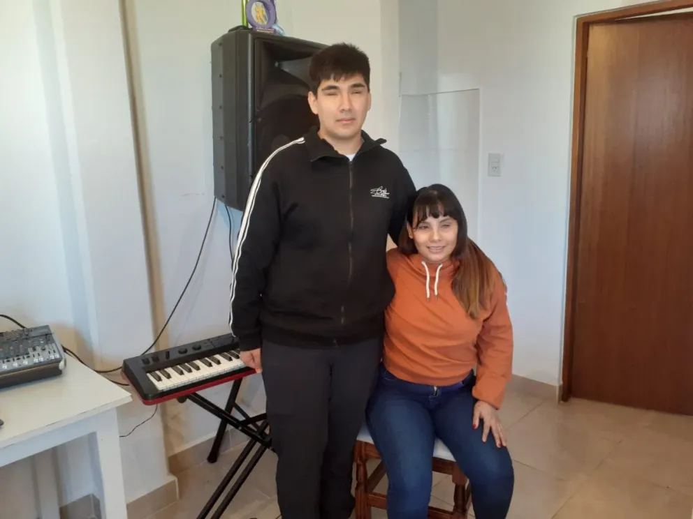 La pareja y el teclado, el instrumento que los juntó. Foto NoticiasNet.