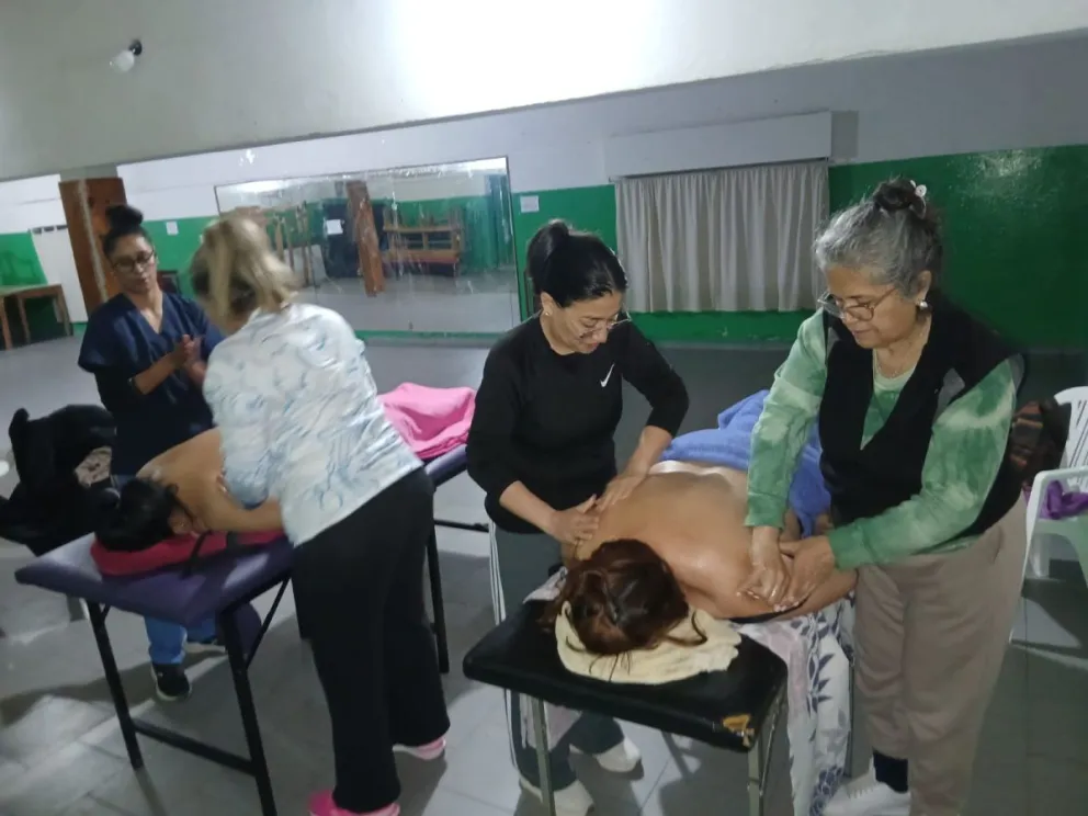 Fiorella Marasco brinda sesiones de masajes en su departamento del barrio Guido y cada martes da talleres gratuitos para que otros puedan aprender y tener su propio oficio. 