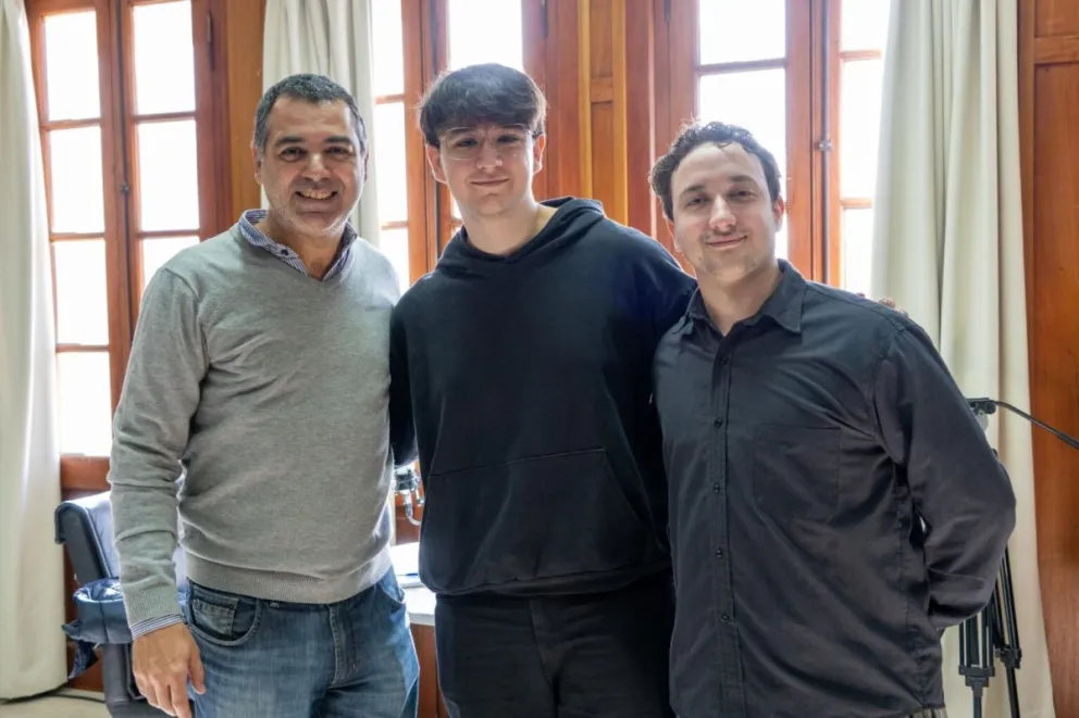 El director de la carrera, Mauro Cambarieri, y de los estudiantes avanzados Ángel Ezequiel Olivetti y Tomás Acosta. Foto: gentileza