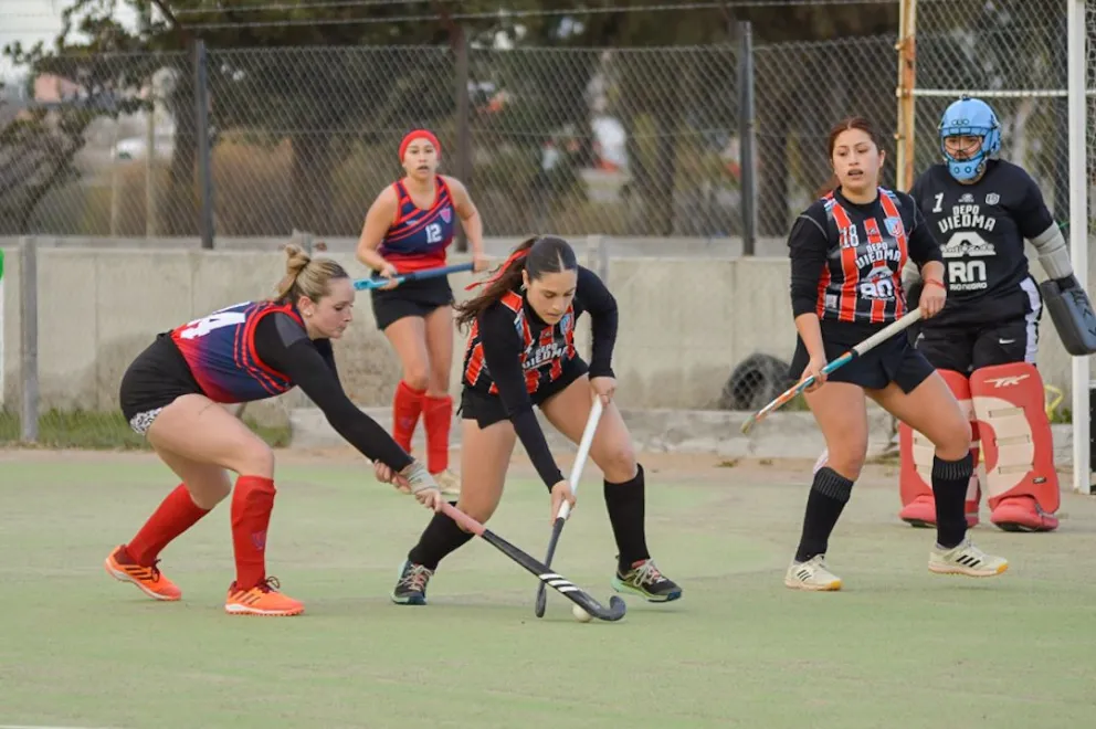 Deportivo Viedma se quedó con el punto bonus en uno de los partidos más atrapantes. Fotos: Emanuel Mirenghi. 