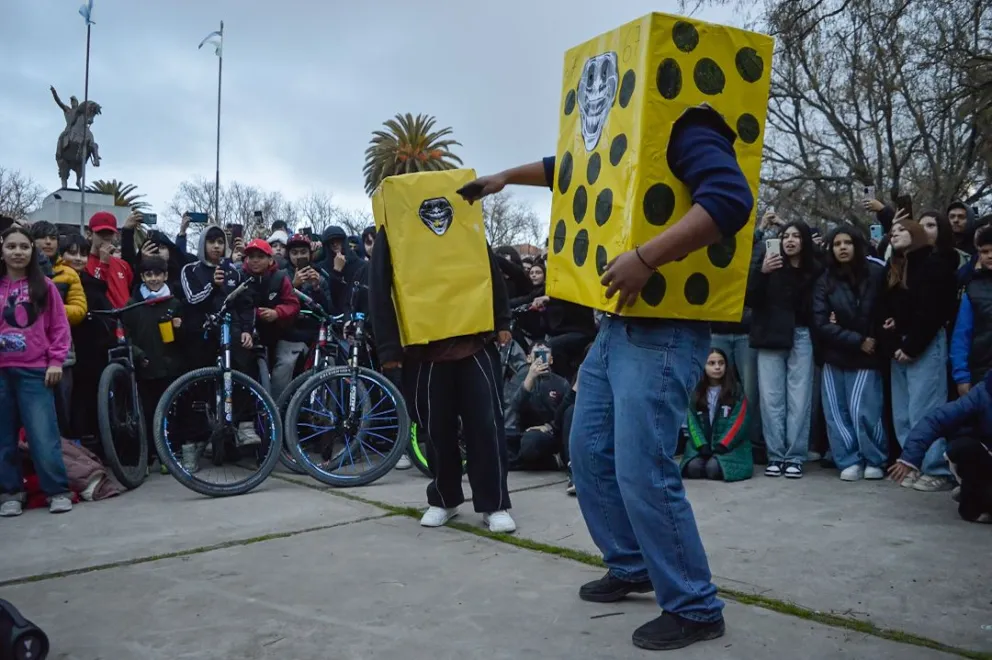 Las batallas de farmear aura en Viedma ya son una sensación y la convocatoria fue más exitosa que otras grandes ciudades, como Bariloche. Foto Emanuel Mirenghi para NoticiasNet. 