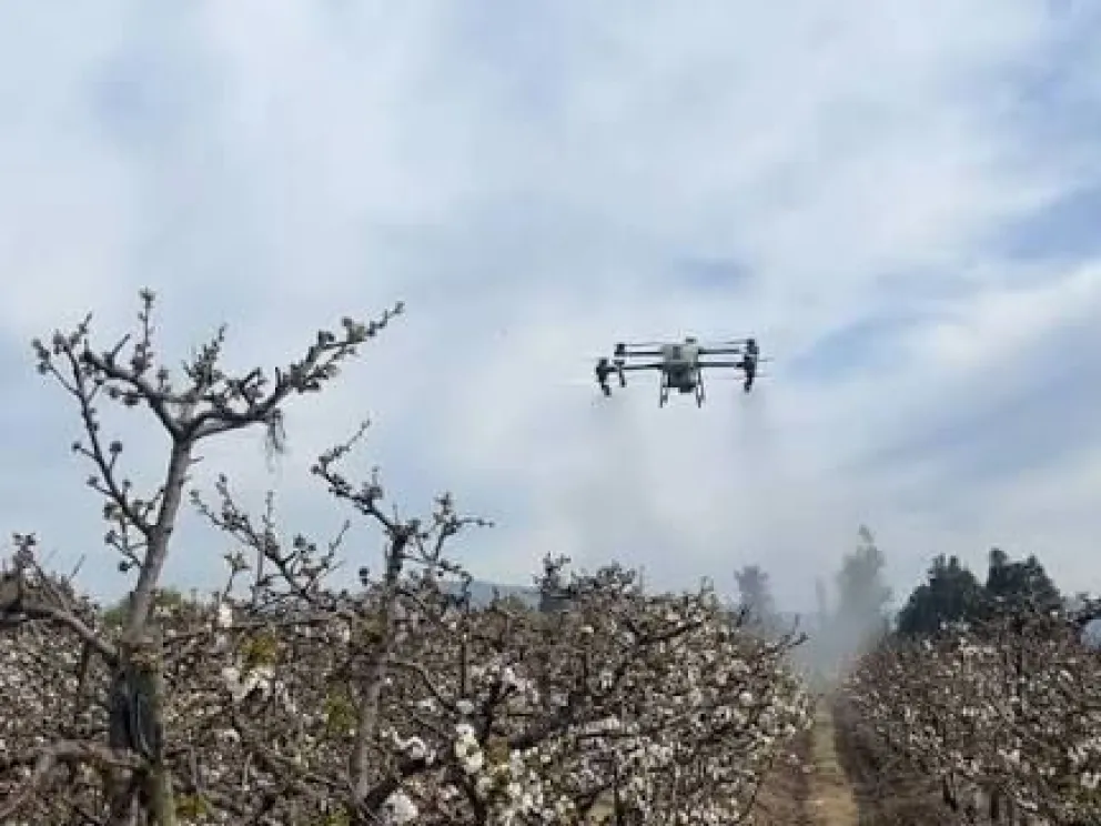 Por el aire. Ya no es necesario que ingrese el tractor. Imagen ilustrativa.