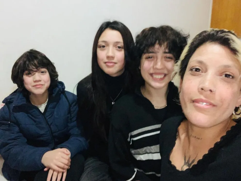 La mujer con sus tres hijos, ya instalados en la villa marítima de Viedma. Foto: gentileza