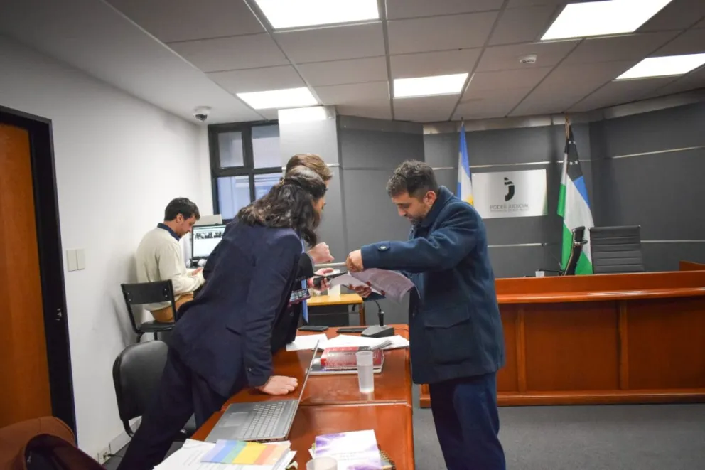 La acusación y la defensa en pleno intercambio de opiniones sobre el caso. Foto NoticiasNet.