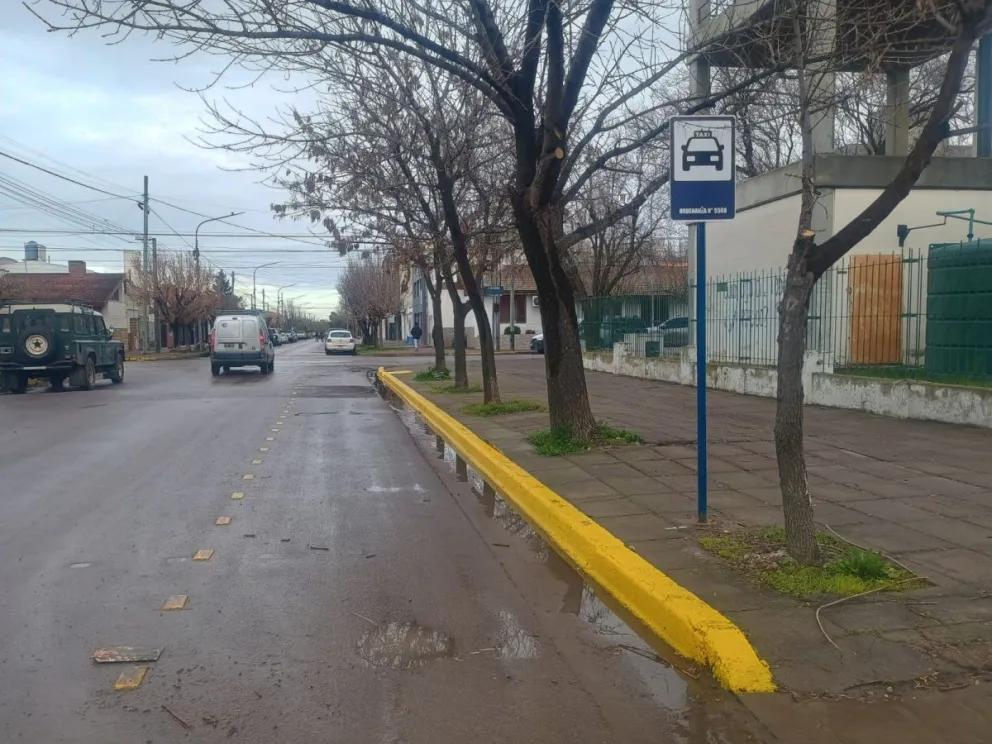 La nueva parada de taxis en la zona del Hospital Zatti está en Alberdi y Tucumán. Foto: Vanesa Schwemmler