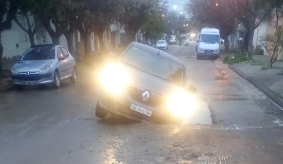 Un automovilista cayó con su vehículo en un pozo sobre calle Perú, casi Bynon, en Carmen de Patagones. Foto: NoticiasNet