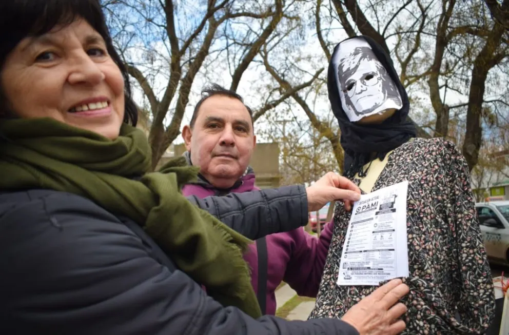 Los jubilados posaron con una figura con el rostro de Norma Plá, recordada por sus luchas y porque en 1991 hizo llorar al por entonces ministro de Economía, Domingo Cavallo. Foto: Vanesa Schwemmler