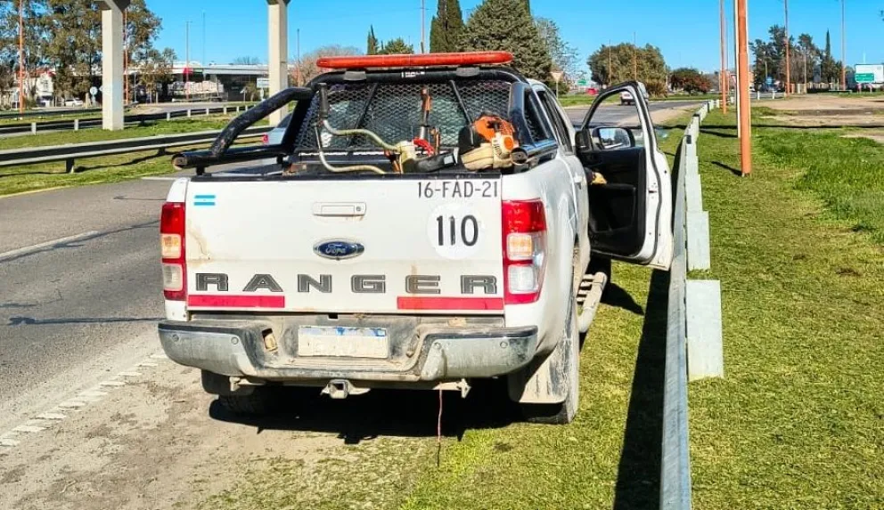 Vialidad Nacional realiza tareas de limpieza y desmalezamiento en la Ruta Nacional 3. Fotos: Distrito 20° Vialidad. 