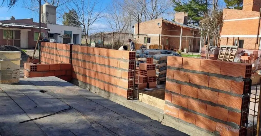  Los propios jóvenes que realizan su proceso de recuperación en la chacra participan de los trabajos, mientras continúa la búsqueda de materiales y recursos para completar el nuevo espacio. Foto: Gentileza. 