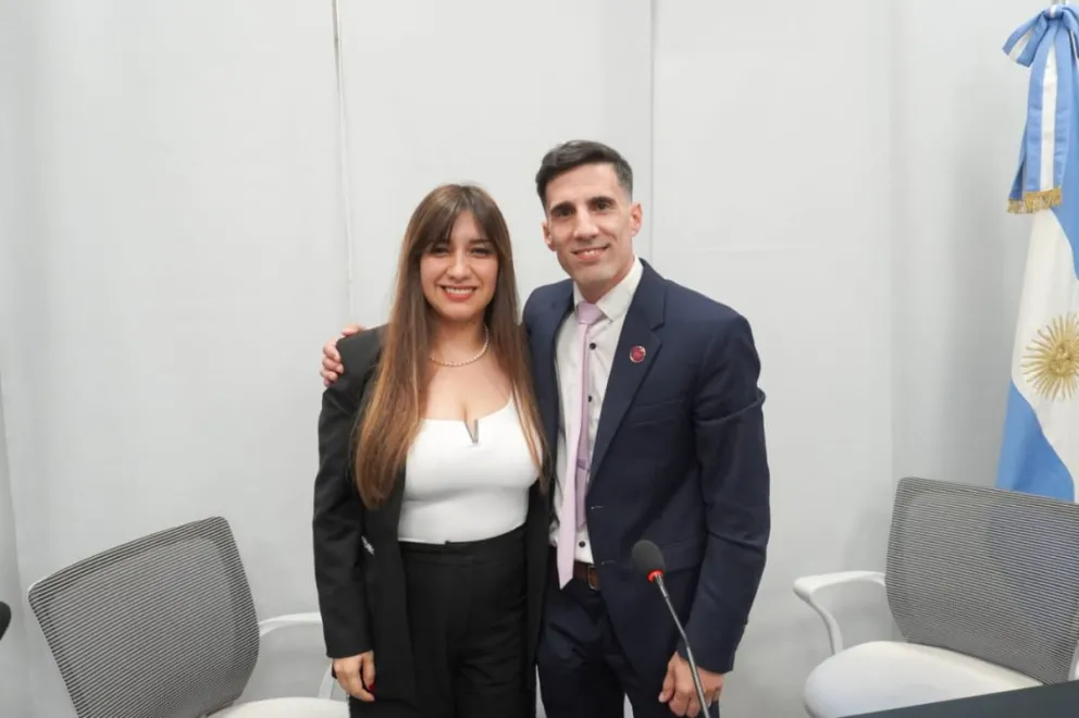 Valentina Baigorria Funes, junto a Gastón Suracce, el ex presidente del Colegio de la Abogacía. Foto: Vanesa Schwemmler para NoticiasNet.