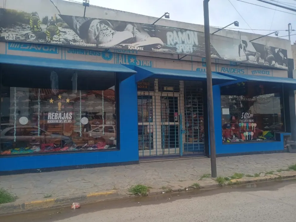 Un empleado de "Ramón Sport" fue encerrado en el baño y le robaron varios elementos de valor. La policía de la Comisaría Primera de Viedma trabaja en el esclarecimiento del hecho. Fotos NoticiasNet. 