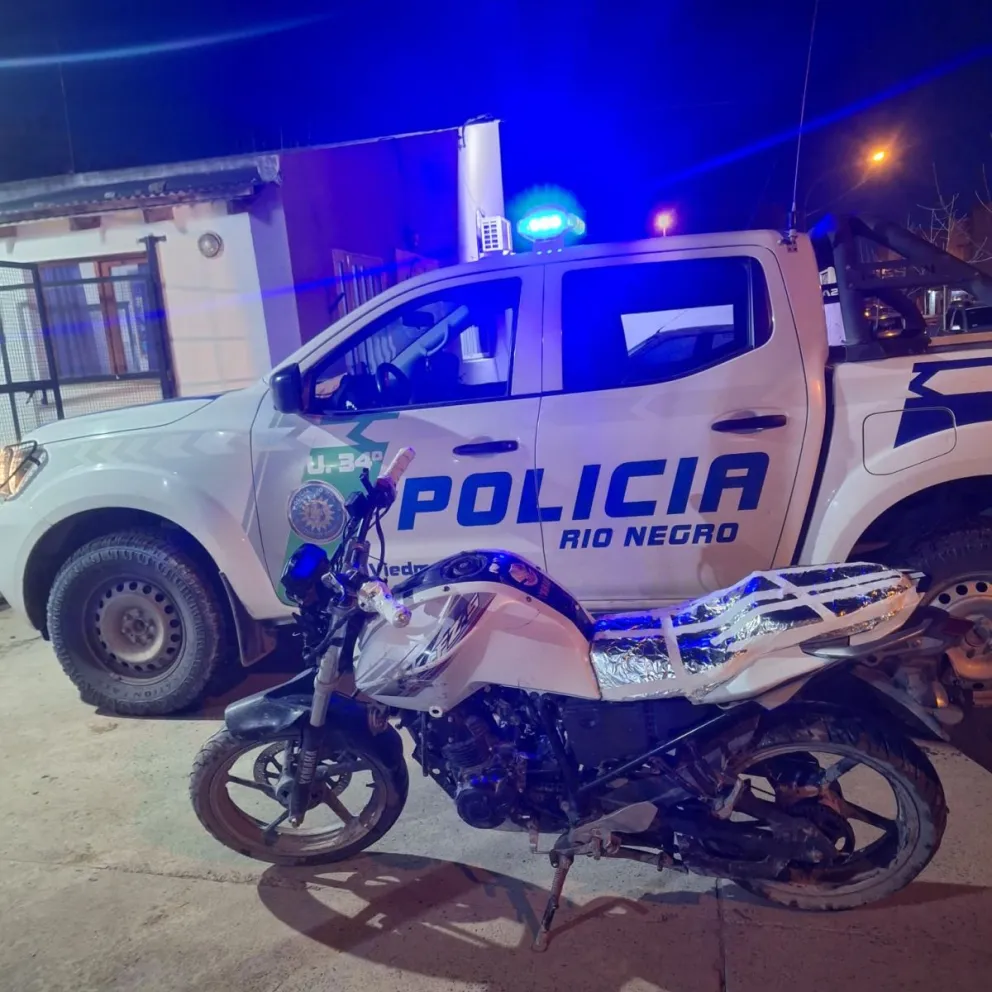 La motocicleta fue detectada por efectivos de la Comisaría 34°, mientras era trasladada por un menor de edad. Foto: Policía de Río Negro.