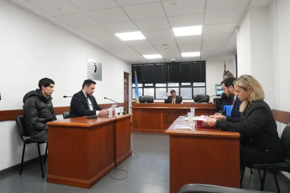 Ezequiel Andrés Rivera, escuchando la acusación en su contra. Foto: NoticiasNet.