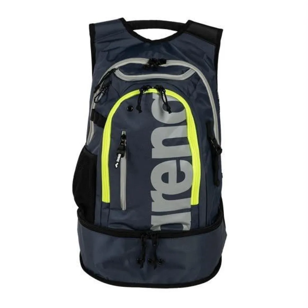Mochila robada del auto de la víctima, estacionado sobre un autoservicio en Patagones. 