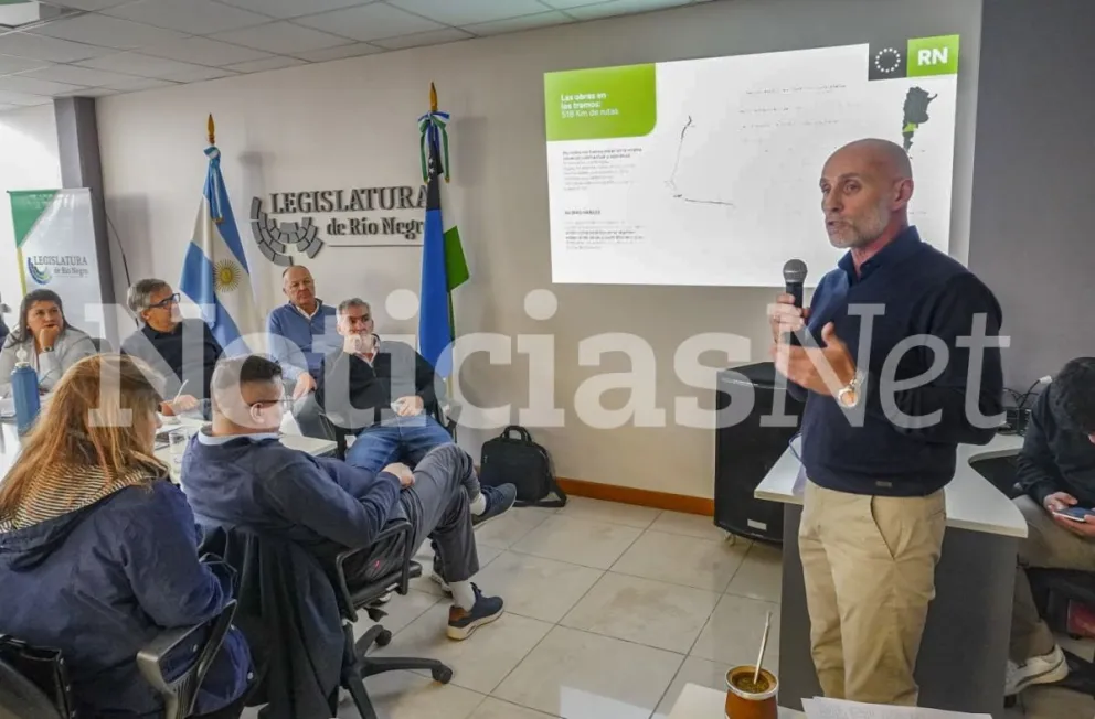 El ministro de Obras Públicas de Río Negro, Alejandro Echarren, explicando el proyecto a los legisladores. Foto: Vanesa Schwemmler