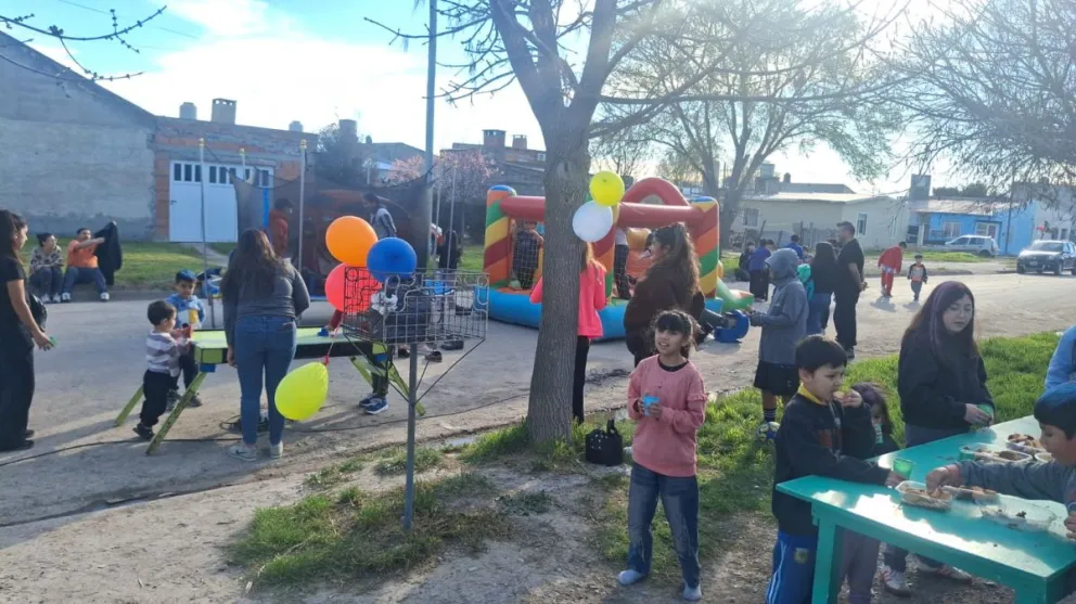 El personal policial acompañó los festejos y llevó alegría a los niños y niñas de la popular barriada viedmense - foto gentileza. 