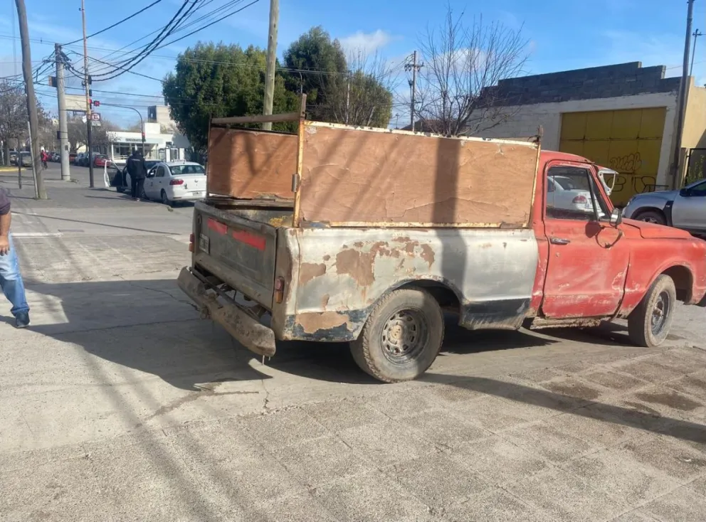 Con su camioneta, Carlos cobra la mínima y sigue por las calles, aunque solo le alcanza para el combustible. Foto: NoticiasNet