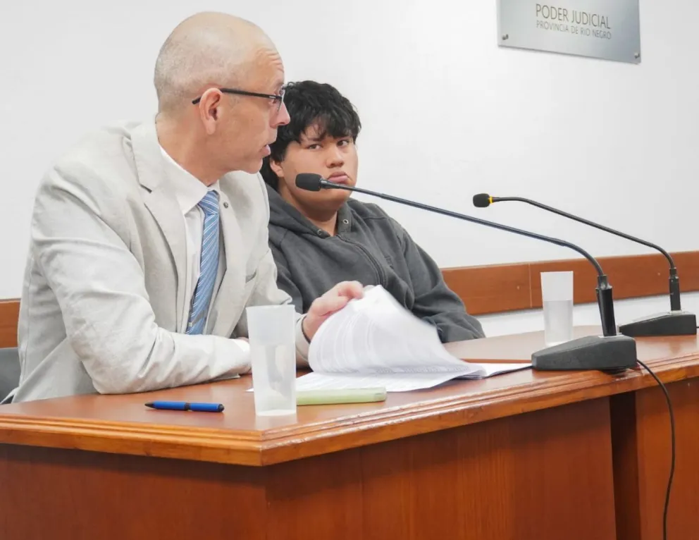 El imputado Maicol Calfupán extrajo un revólver para robarle el celular a un taxista, luego exhibió otra arma contra la policía. Fotos NoticiasNet. 