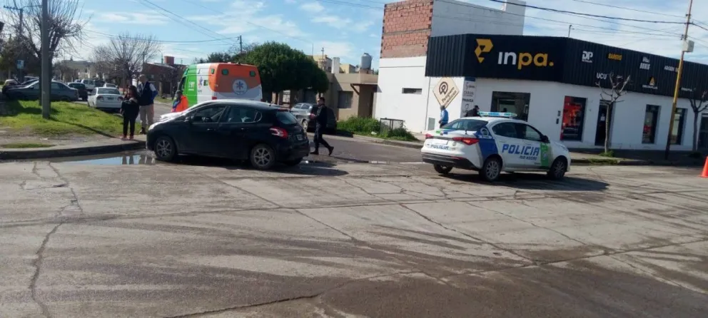 El Clio y el Peugeot quedaron apareados en una de las ochavas. Acudió una ambulancia del Siarme al lugar. Foto gentileza: Taxistas en Movimiento.