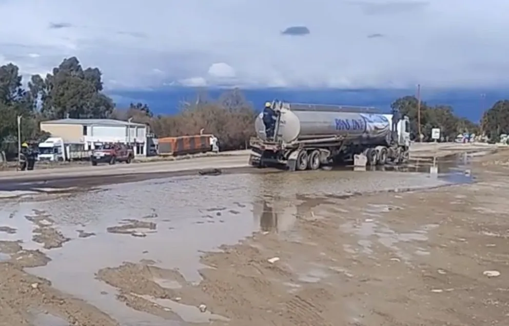 Tras el fuerte impacto entre dos transportes de carga, las autoridades montaron un cerrojo de seguridad de urgencia por un peligro inminente sobre la calzada. Foto: Gentileza.