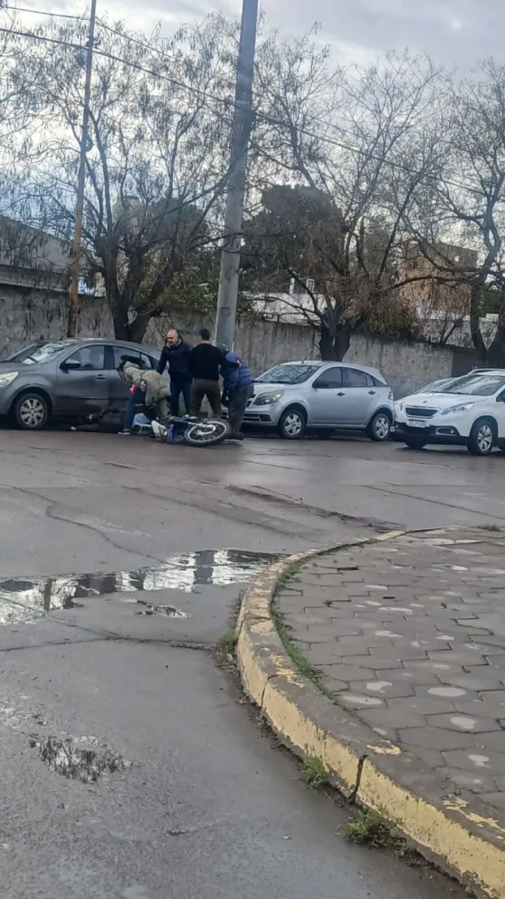 El cruce de dos calles céntricas volvió a ser escenario de un siniestro que involucró a motociclistas. Foto: Gentileza.