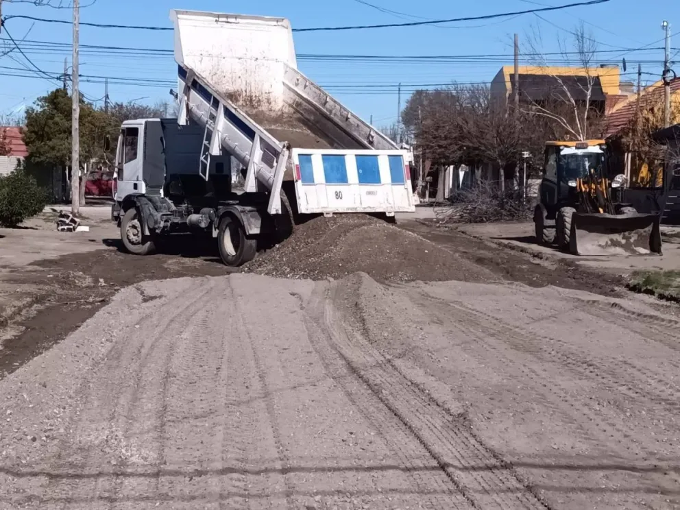 Mientras avanzan los trabajos en el asfalto y las luces, las autoridades confirmaron la fecha exacta de un operativo clave que abarca a un amplio cordón barrial. Fotos: Gentileza.