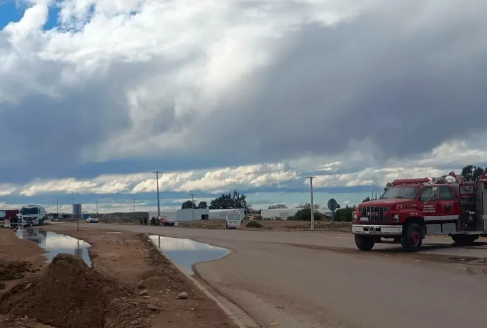 La imagen que requirió la participación de dos dotaciones de bomberos. Fotos gentileza Sierra Grande Noticias.