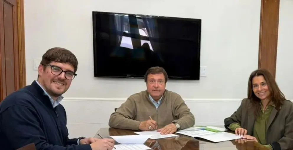 El mandatario provincial junto a la secretaria de Energía y el jefe comunal. Crédito Gobierno de Río Negro.