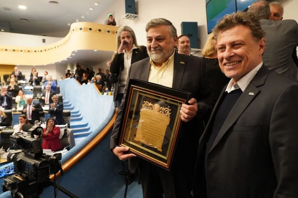 Giussi, repasó las claves de un esquema autosustentable que genera superávit, exporta al mundo y emplea a 1.800 profesionales desde Bariloche. Foto: Legislatura de Río Negro.